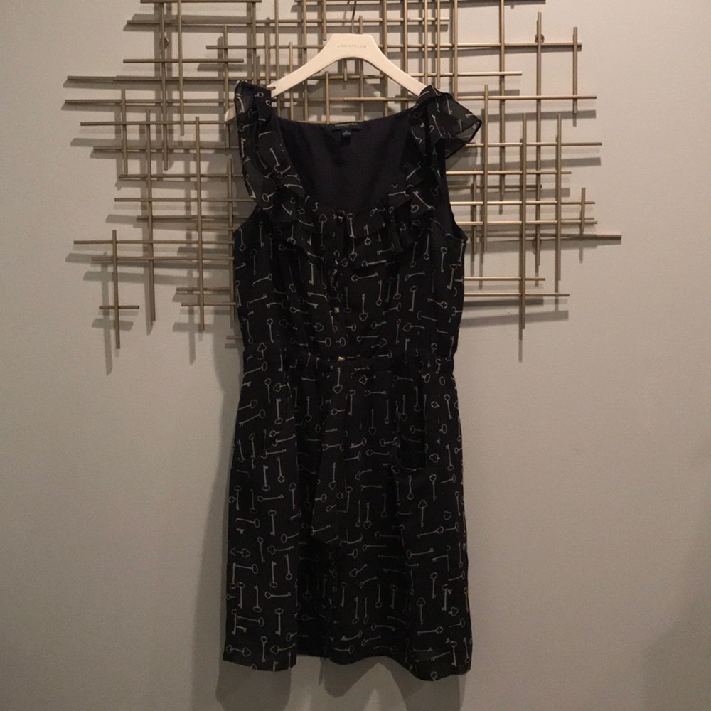Banana Republic, size 8 dress with POCKETS!